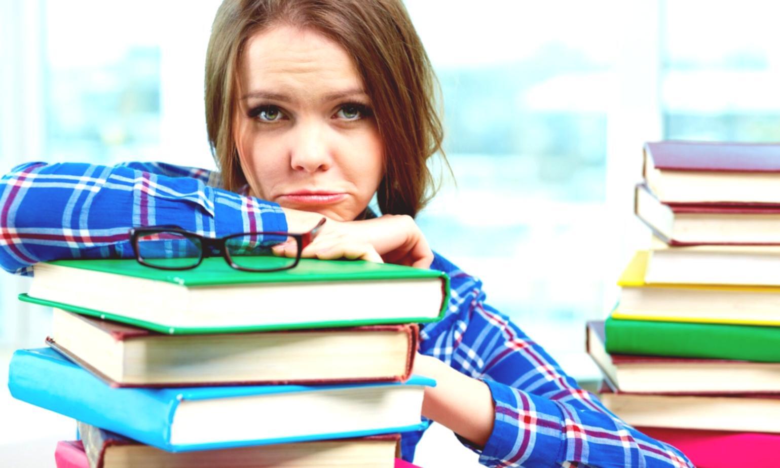 Espace de travail créatif avec outils de planification budgétaire